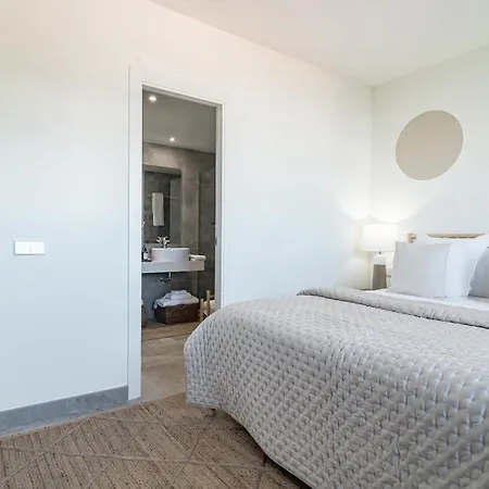Inf2.4e - Modern 2-bed With Roof Pool Apartment *
