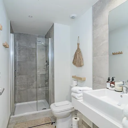 Inf2.4e - Modern 2-bed With Roof Pool Apartment Estepona