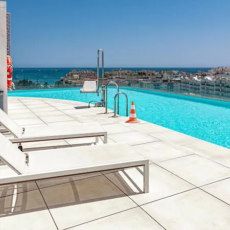 Inf2.4e - Modern 2-bed With Roof Pool Apartment