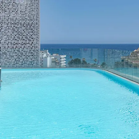 Inf2.4e - Modern 2-bed With Roof Pool
