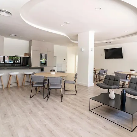Inf2.4e - Modern 2-bed With Roof Pool Apartment