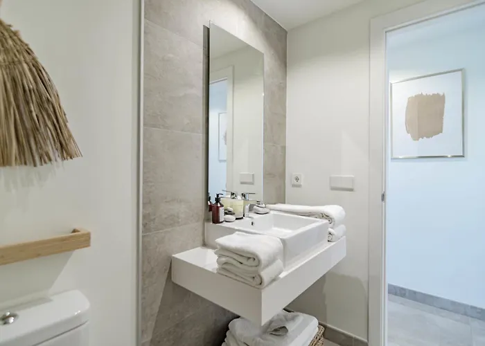 Inf2.4e - Modern 2-bed With Roof Pool