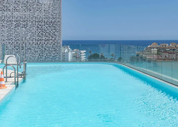 Inf2.4e - Modern 2-bed With Roof Pool