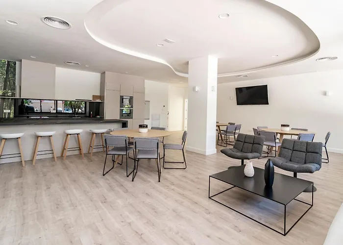 Inf2.4e - Modern 2-bed With Roof Pool Daire